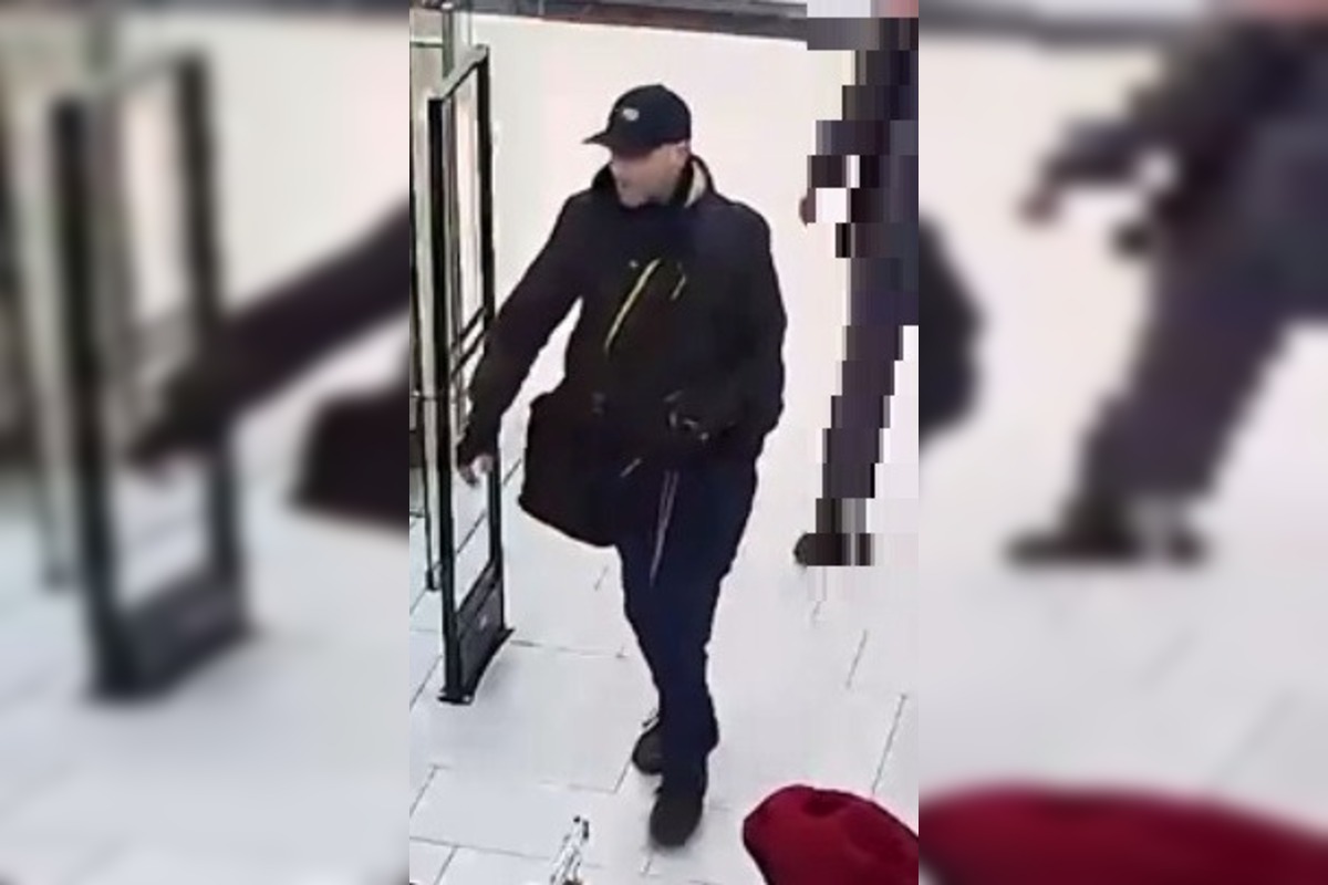 FOTO: Polícia pátra po mužovi, ktorý odcudzil a použil cudziu bankomatovú kartu, foto 2