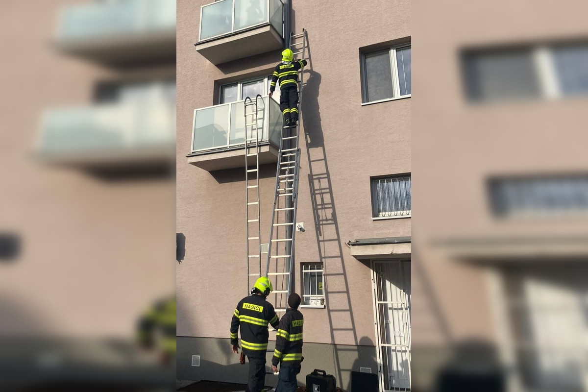 FOTO: Matka ostala uväznená na balkóne, foto 2