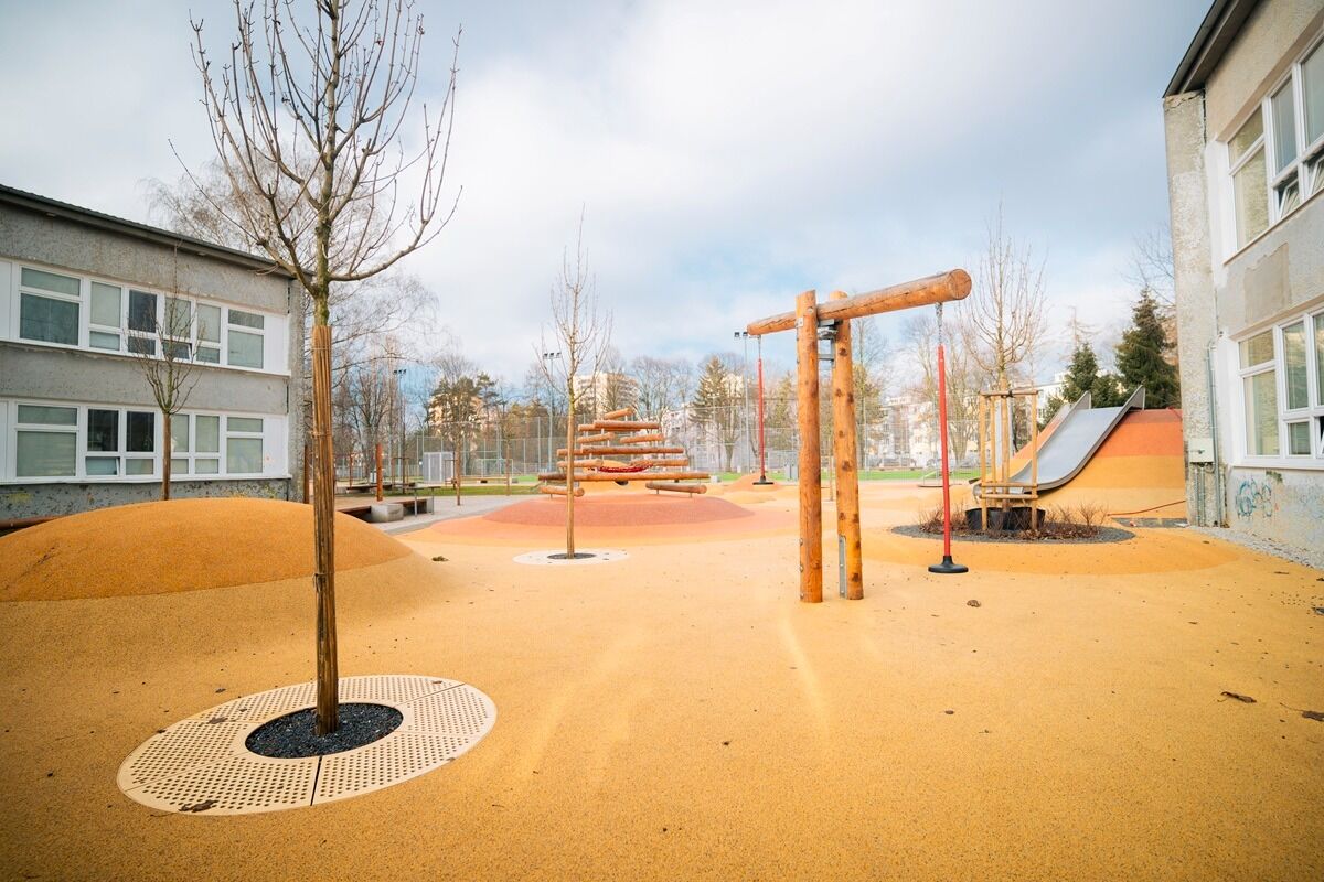 FOTO: Školský areál na Kornela Mahra je dokončený, foto 13