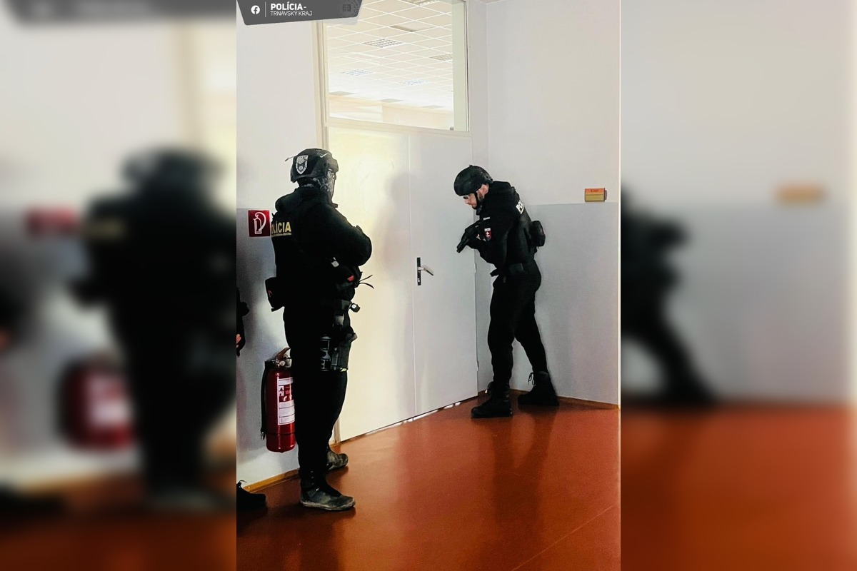 FOTO: Na trnavskom gymnáziu zasahovala polícia v rámci výcviku, foto 1