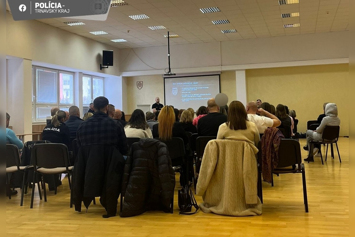 FOTO: Na trnavskom gymnáziu zasahovala polícia v rámci výcviku, foto 2