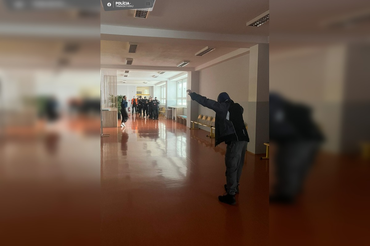 FOTO: Na trnavskom gymnáziu zasahovala polícia v rámci výcviku, foto 3