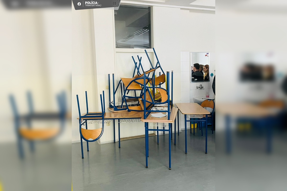 FOTO: Na trnavskom gymnáziu zasahovala polícia v rámci výcviku, foto 5