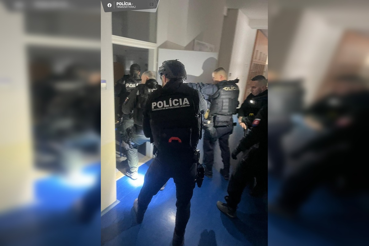 FOTO: Na trnavskom gymnáziu zasahovala polícia v rámci výcviku, foto 6