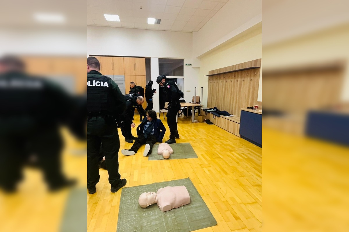 FOTO: Na trnavskom gymnáziu zasahovala polícia v rámci výcviku, foto 7