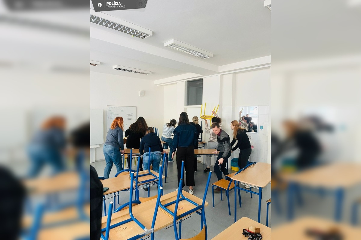 FOTO: Na trnavskom gymnáziu zasahovala polícia v rámci výcviku, foto 8