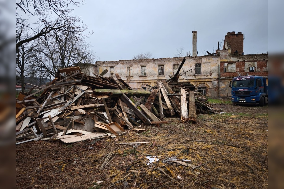 FOTO: Dobrovoľníci zo Sokoloviec a okolia pomáhajú rekonštruovať miestny kaštieľ, foto 1