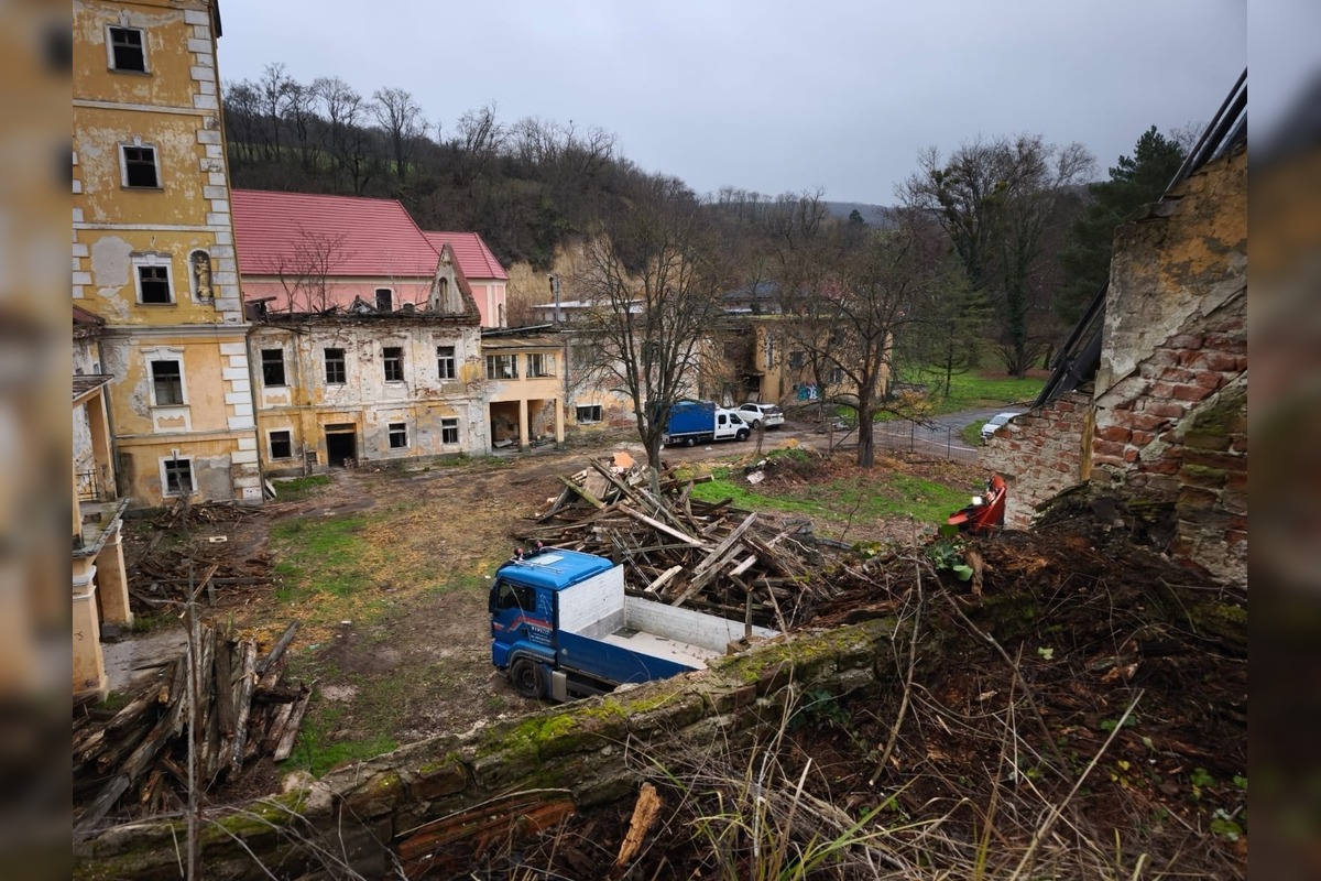 FOTO: Dobrovoľníci zo Sokoloviec a okolia pomáhajú rekonštruovať miestny kaštieľ, foto 4