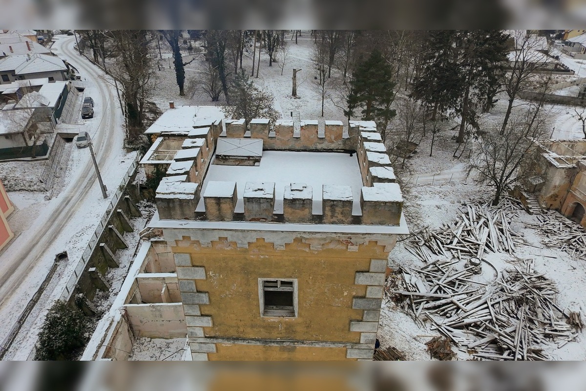 FOTO: Dobrovoľníci zo Sokoloviec a okolia pomáhajú rekonštruovať miestny kaštieľ, foto 5