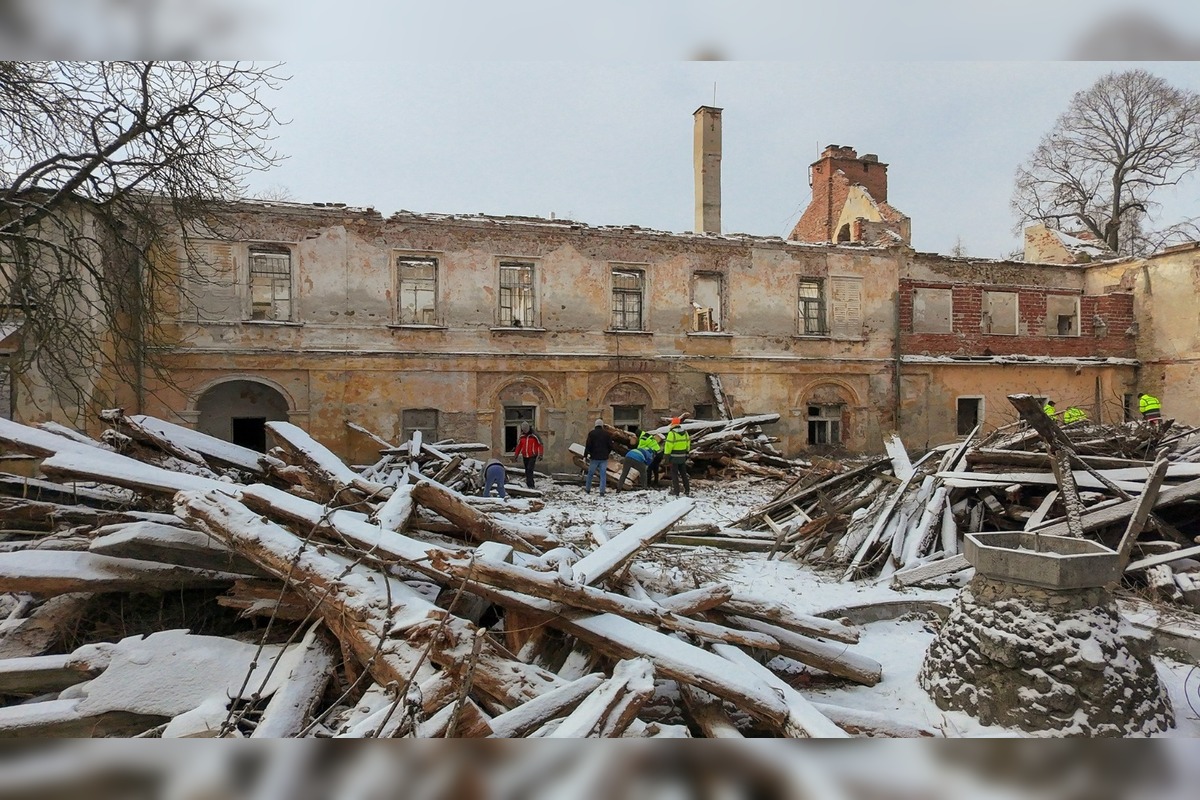 FOTO: Dobrovoľníci zo Sokoloviec a okolia pomáhajú rekonštruovať miestny kaštieľ, foto 6
