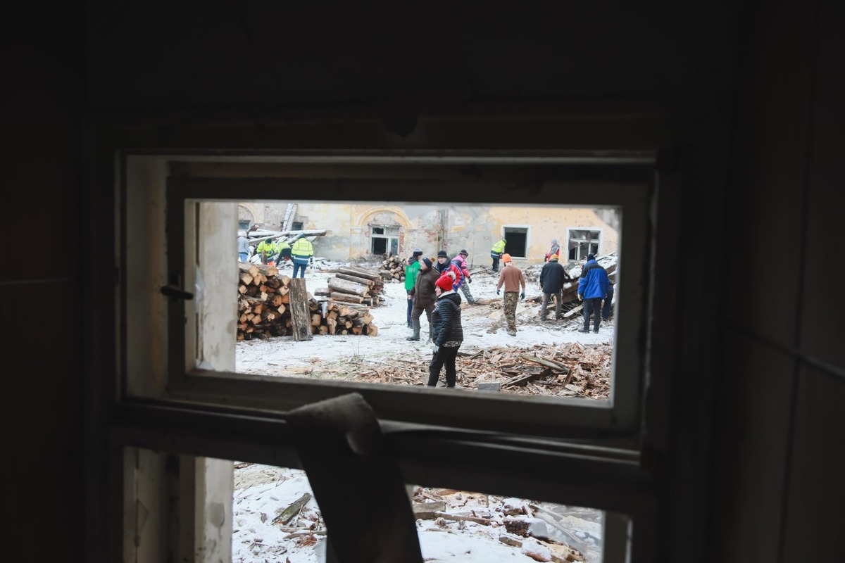 FOTO: Dobrovoľníci zo Sokoloviec a okolia pomáhajú rekonštruovať miestny kaštieľ, foto 10