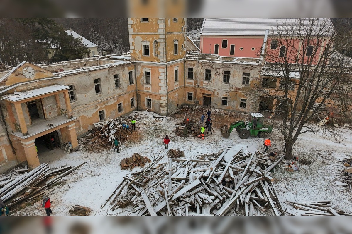 FOTO: Dobrovoľníci zo Sokoloviec a okolia pomáhajú rekonštruovať miestny kaštieľ, foto 13