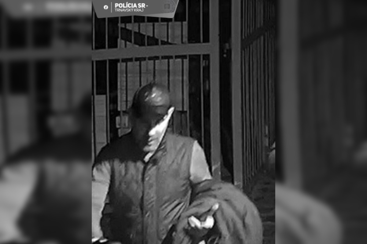 FOTO: Polícia pátra po zlodejovi, ukradol veľkú finančnú hotovosť, foto 3