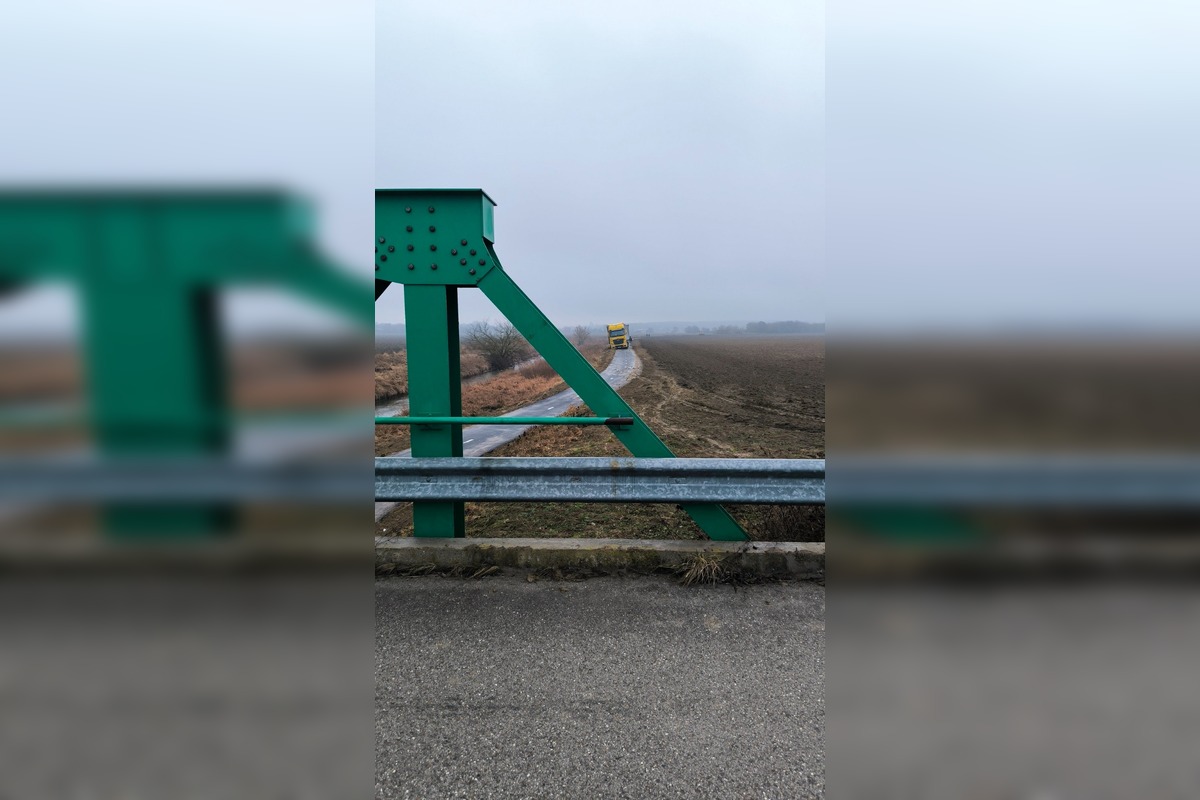 FOTO: Kamión uviaznutý na cyklotrase, foto 2