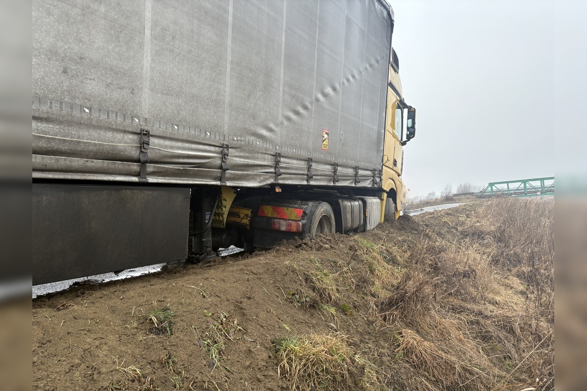 FOTO: Kamión uviaznutý na cyklotrase, foto 3