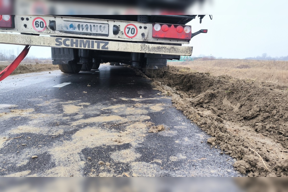 FOTO: Kamión uviaznutý na cyklotrase, foto 4