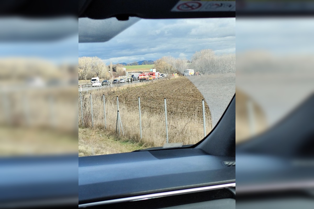 FOTO: Vážna nehoda na R1, pri ktorej havaroval autobus, foto 1