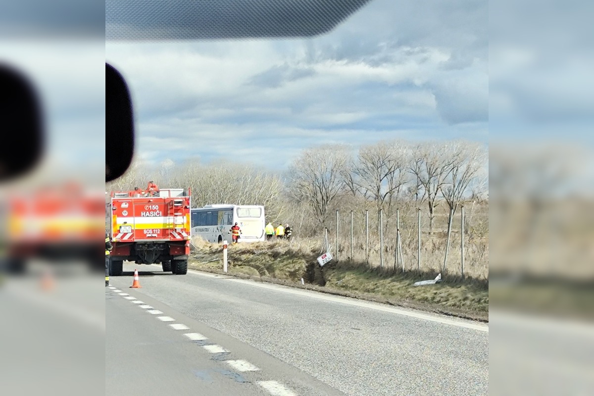 FOTO: Vážna nehoda na R1, pri ktorej havaroval autobus, foto 2