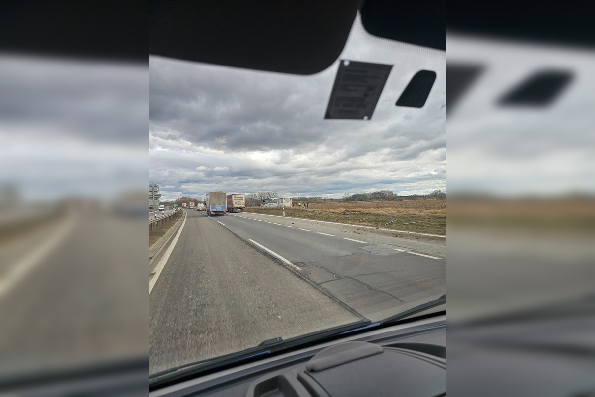 FOTO: Vážna nehoda na R1, pri ktorej havaroval autobus, foto 3