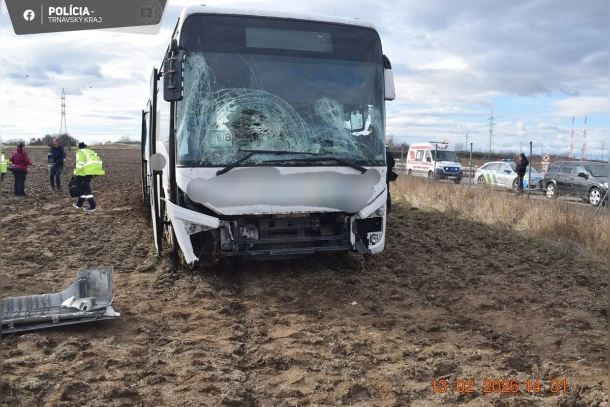 FOTO: Vážna nehoda na R1, pri ktorej havaroval autobus, foto 4