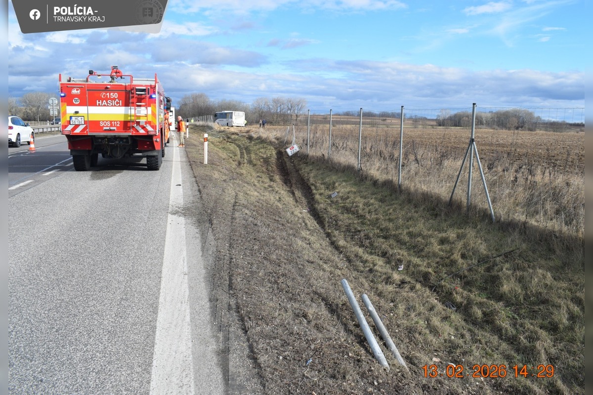 FOTO: Vážna nehoda na R1, pri ktorej havaroval autobus, foto 5