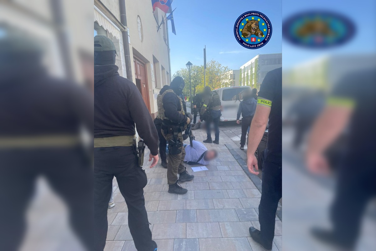 FOTO: Polícia zasahovala voči korupcii pri vybavovaní dokladov cudzincom, foto 1