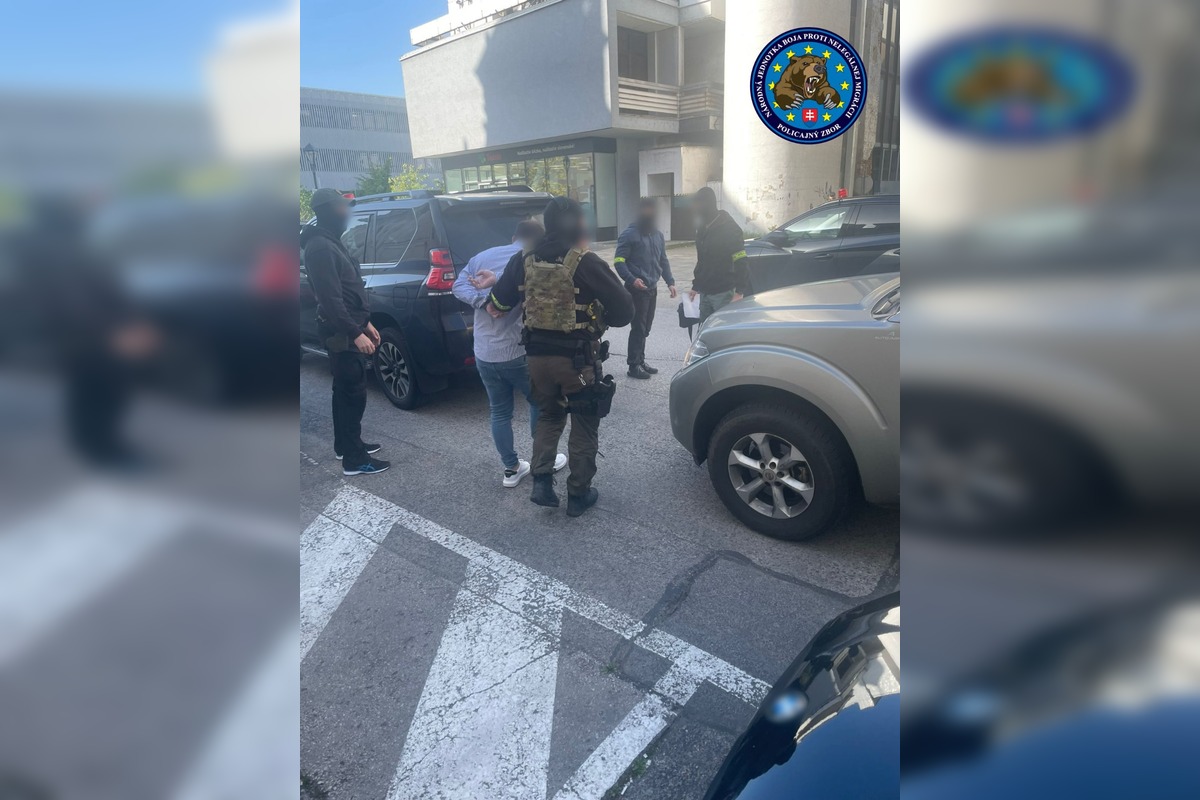 FOTO: Polícia zasahovala voči korupcii pri vybavovaní dokladov cudzincom, foto 2