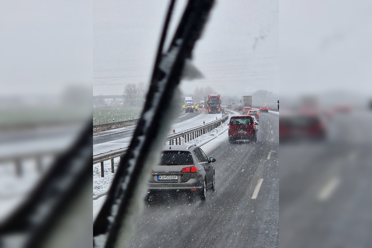 FOTO: Vážna nehoda na R1 za Sereďou, foto 1