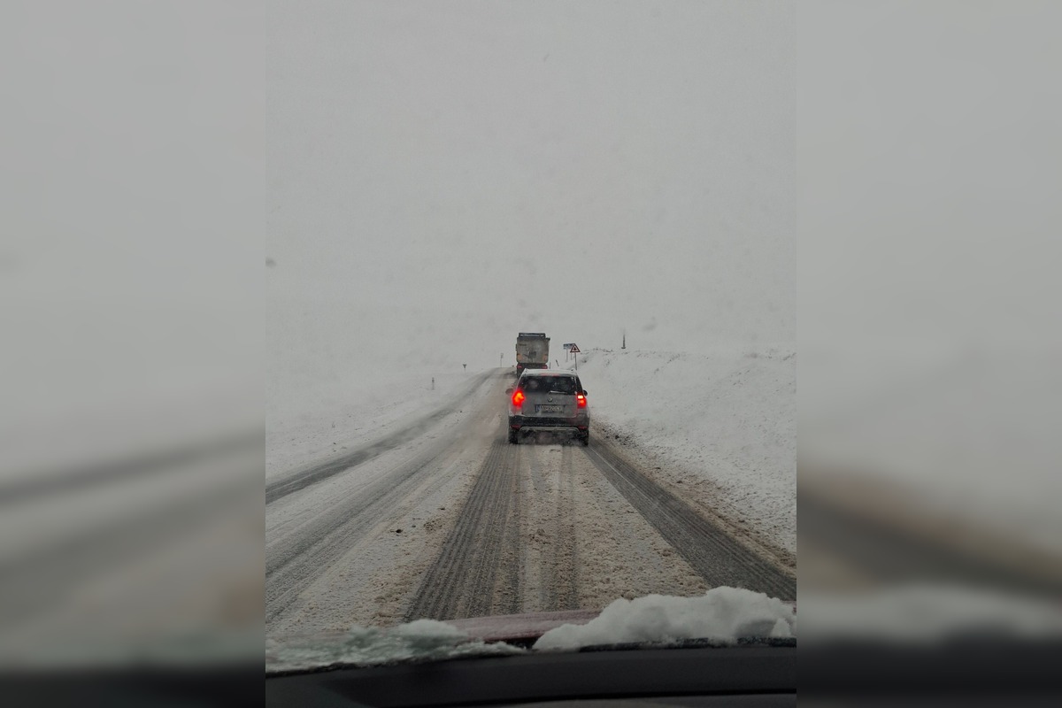 FOTO: Sneženie spôsobilo v kraji komplikácie v doprave, foto 3