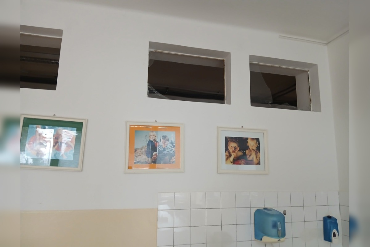 FOTO: Škody po zemetrasení na ZŠ s MŠ vo Veľkej Pake, foto 1