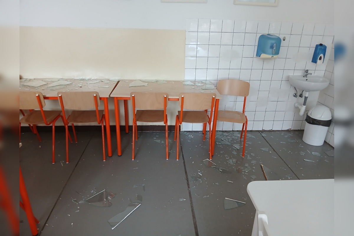 FOTO: Škody po zemetrasení na ZŠ s MŠ vo Veľkej Pake, foto 3