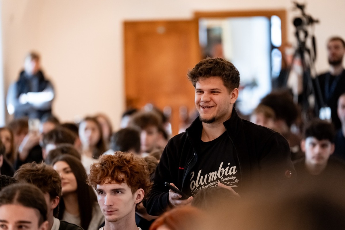 FOTO: Robert Fico na diskusii v Trnave, foto 1