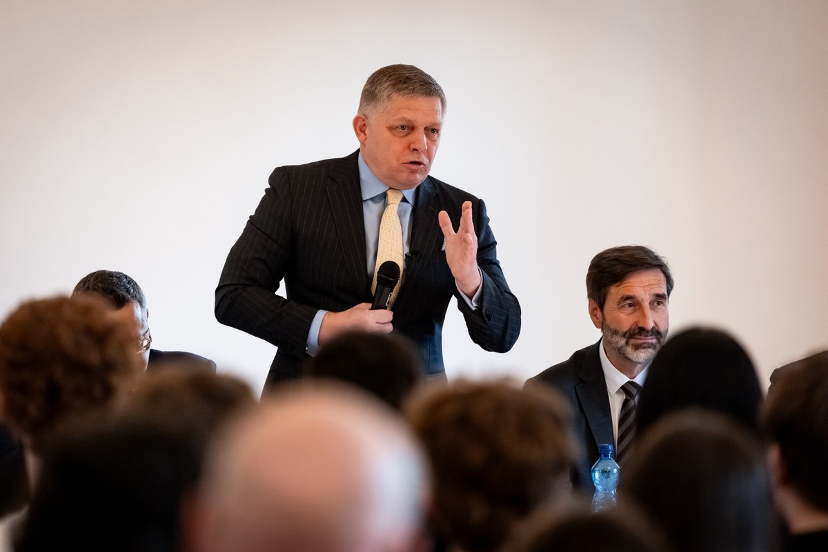 FOTO: Robert Fico na diskusii v Trnave, foto 3