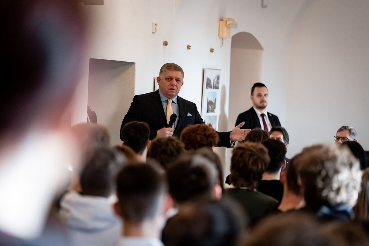 FOTO: Robert Fico na diskusii v Trnave, foto 4