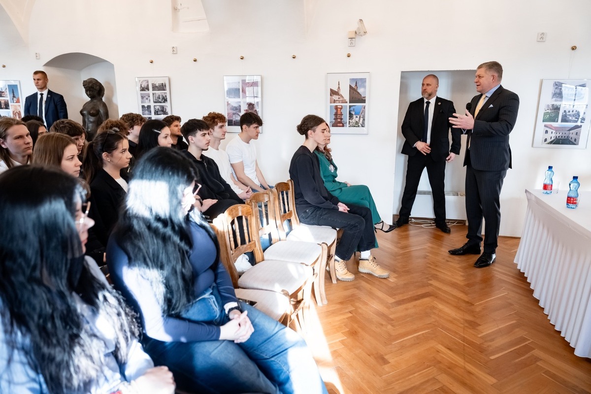 FOTO: Robert Fico na diskusii v Trnave, foto 5