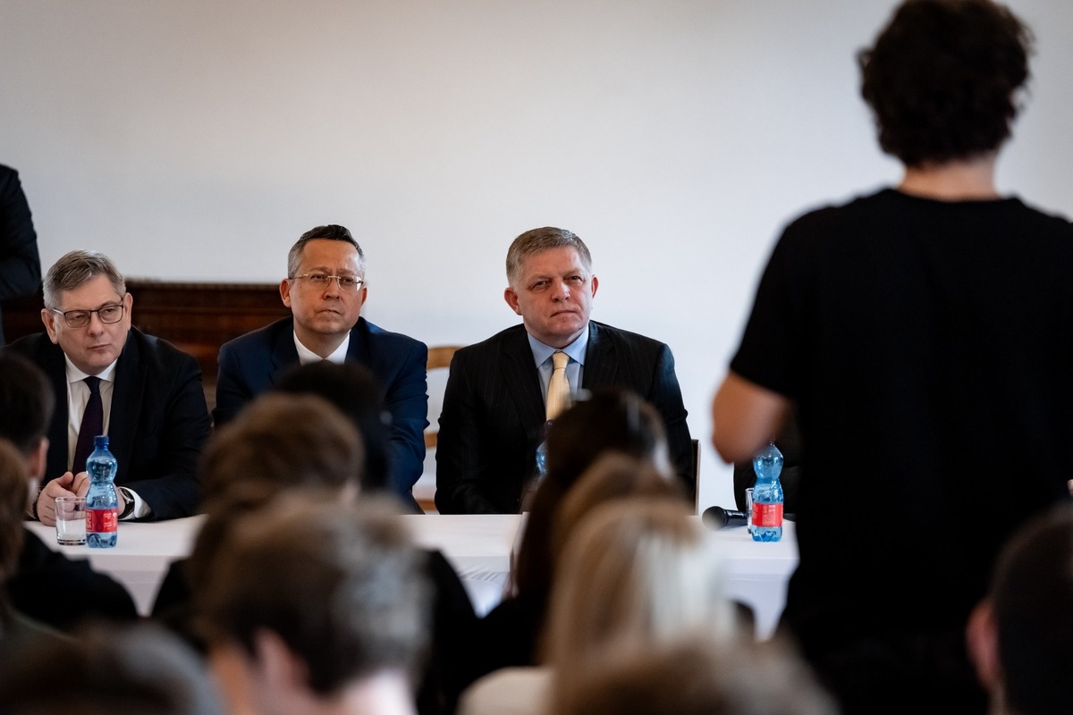 FOTO: Robert Fico na diskusii v Trnave, foto 6