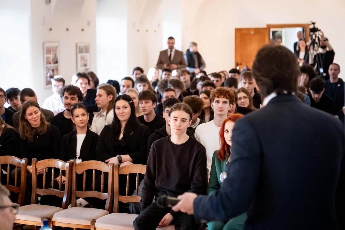 FOTO: Robert Fico na diskusii v Trnave, foto 7