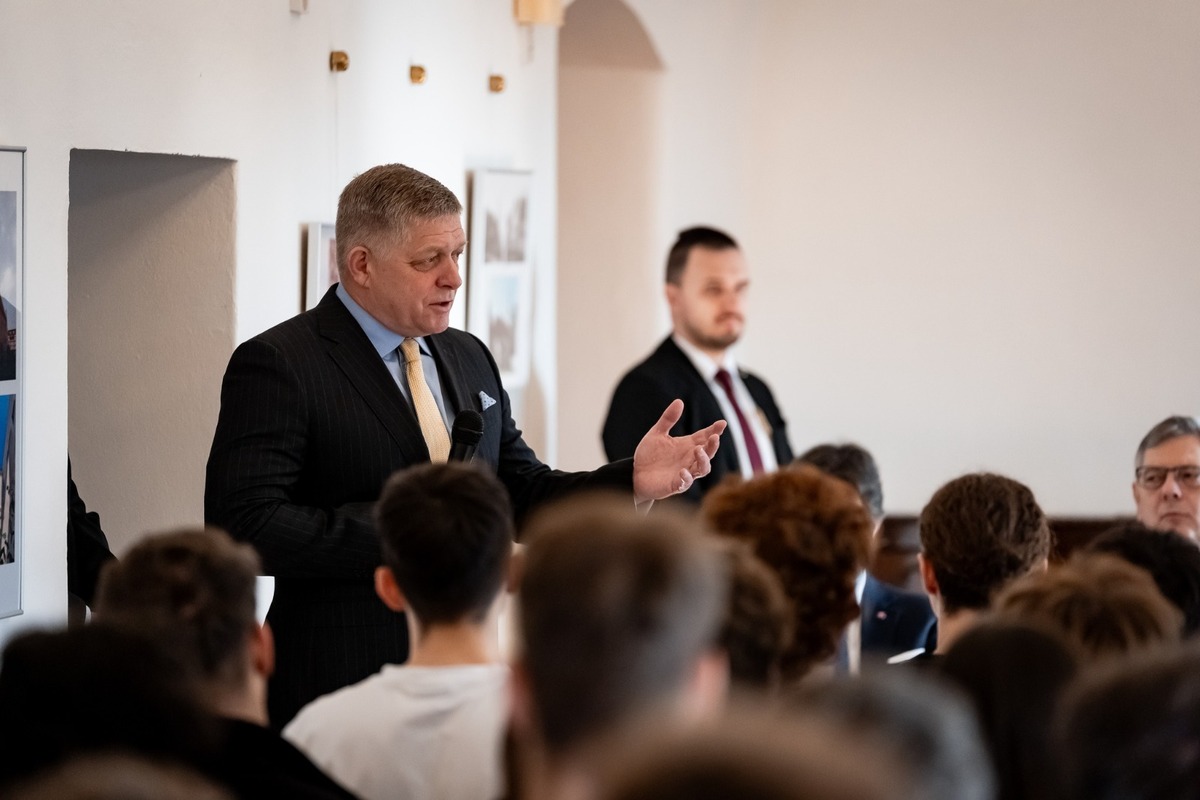 FOTO: Robert Fico na diskusii v Trnave, foto 8