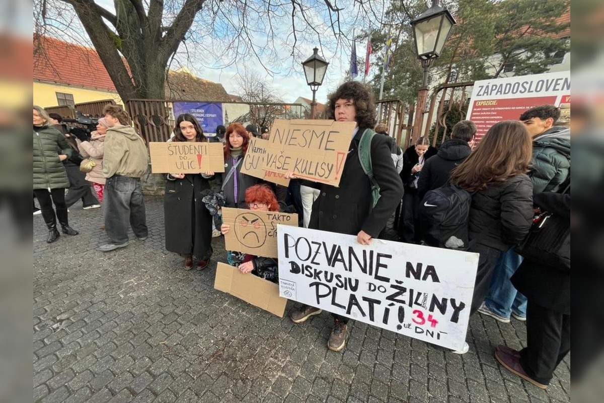 FOTO: Protest študentov a aktivistov proti diskusii premiéra Fica, foto 2