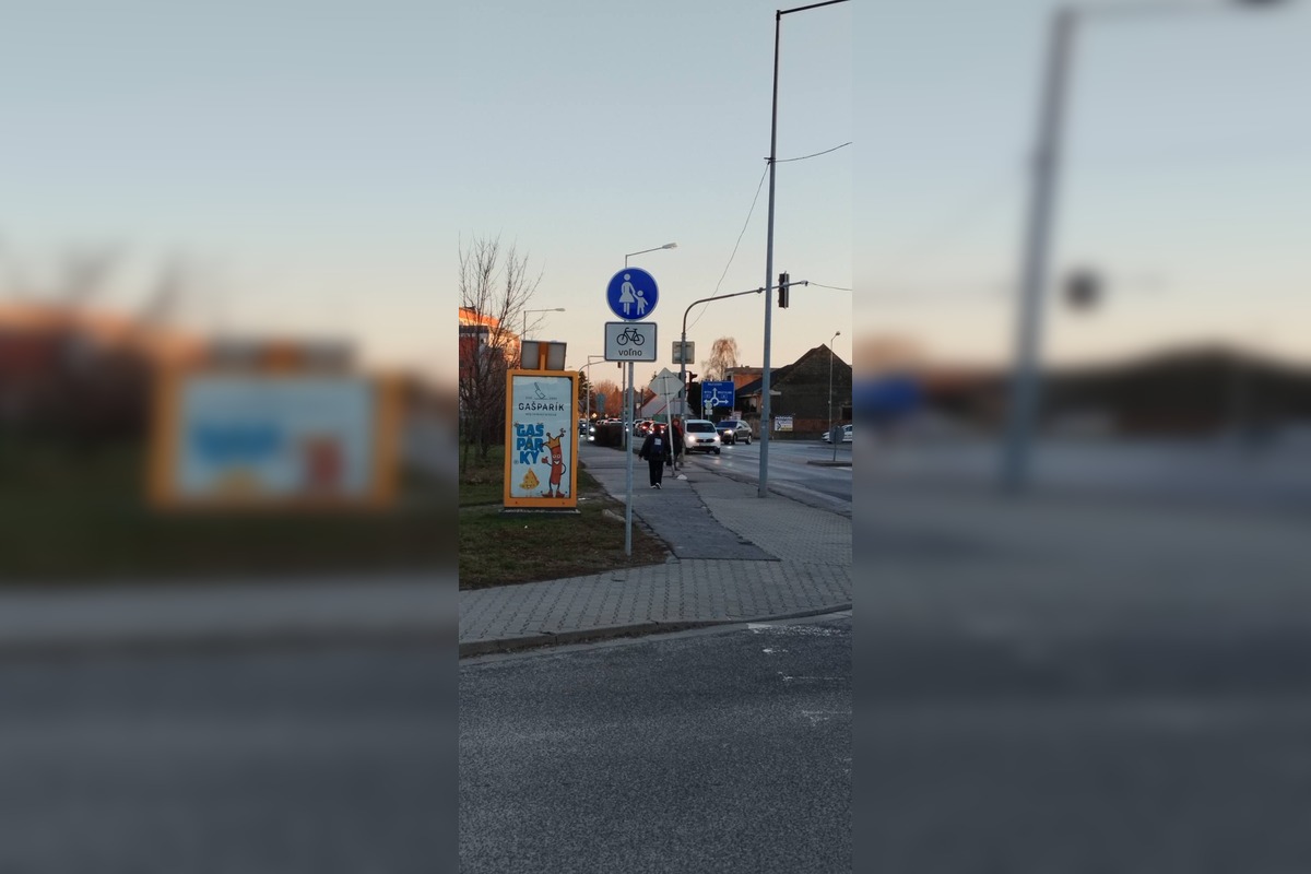 FOTO: Po chodníku na Dohnányho ulici môžu jazdiť aj cyklisti, foto 1