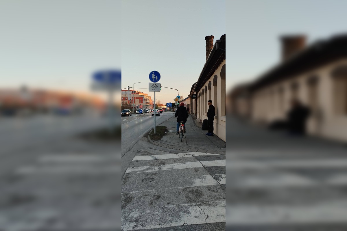 FOTO: Po chodníku na Dohnányho ulici môžu jazdiť aj cyklisti, foto 2