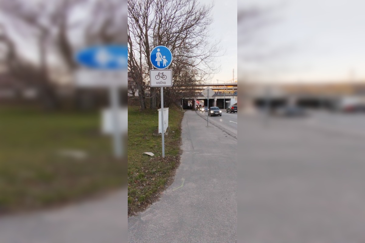 FOTO: Po chodníku na Dohnányho ulici môžu jazdiť aj cyklisti, foto 3