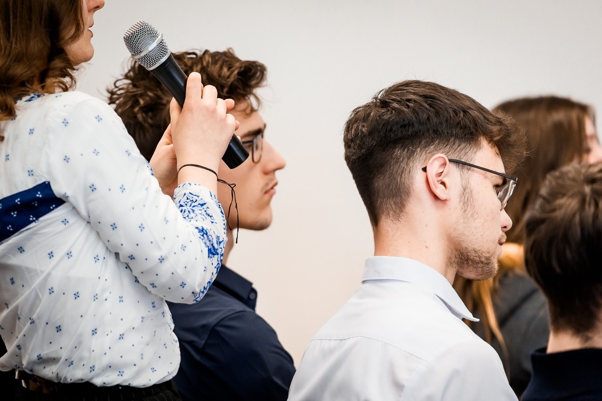 FOTO: Diskusia Roberta Fica so študentmi na Záhorí, foto 1