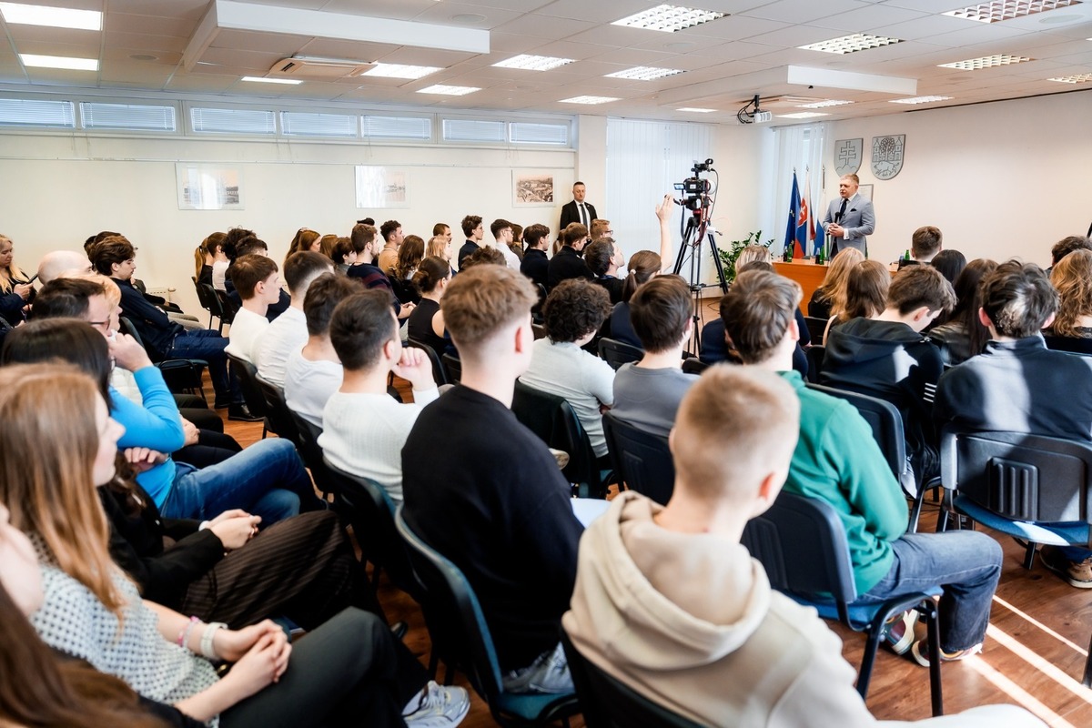 FOTO: Diskusia Roberta Fica so študentmi na Záhorí, foto 4