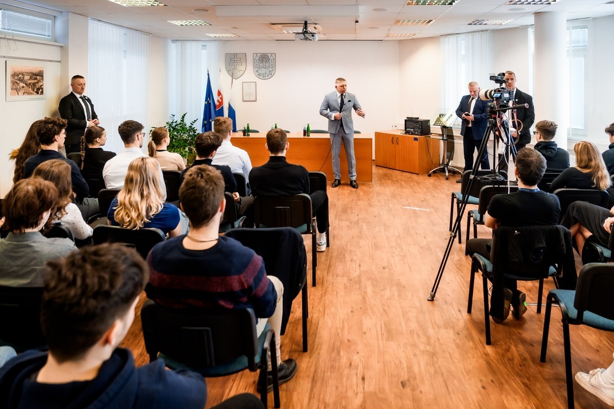 FOTO: Diskusia Roberta Fica so študentmi na Záhorí, foto 7