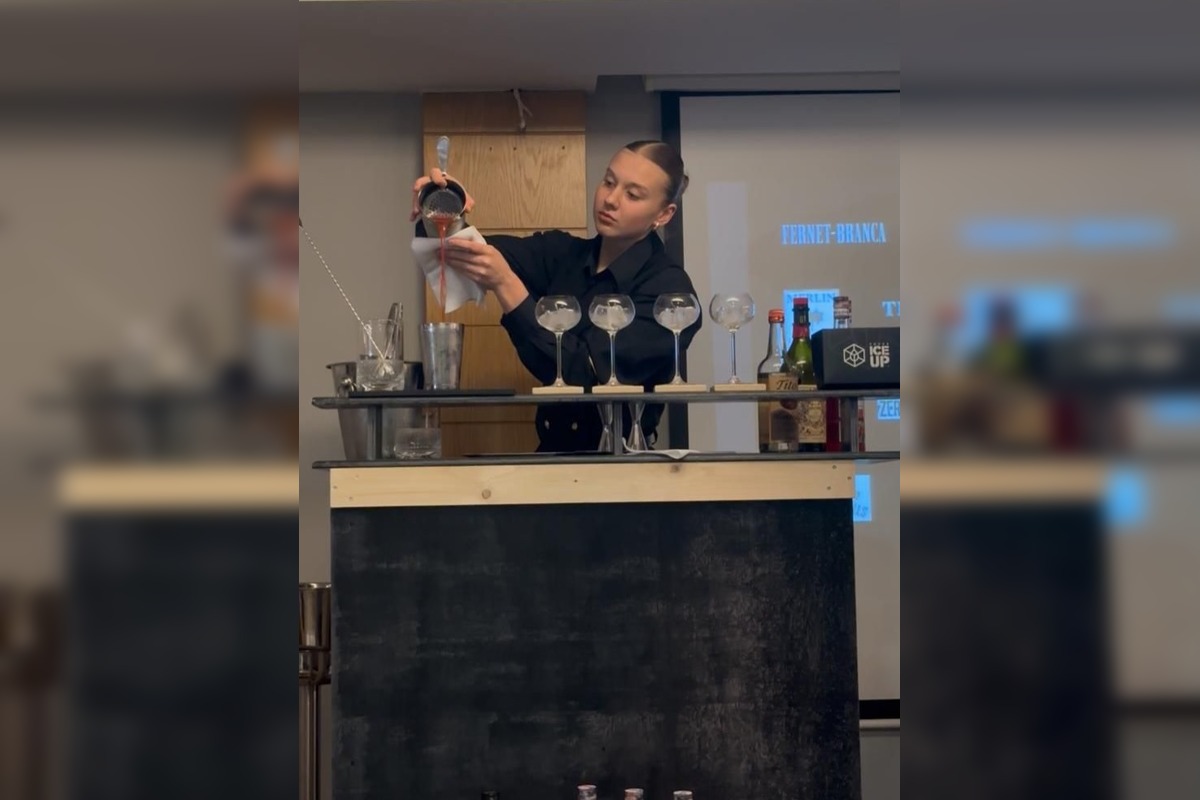 FOTO: Mladá talentovaná barmanka zo Slovenska ovládla Korfu, foto 1