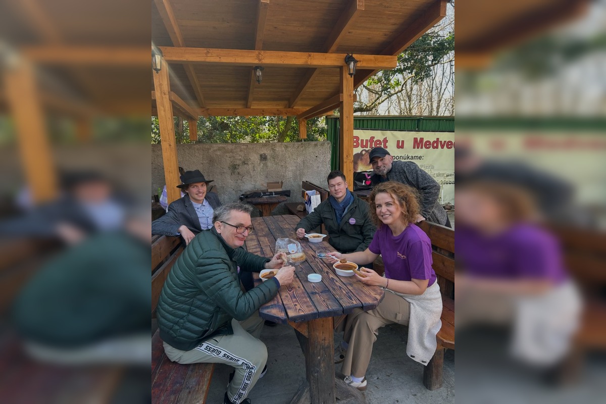 FOTO: Trnavčania sa spojili pre dobrú vec - upratali okolie Kamenného mlyna, foto 1