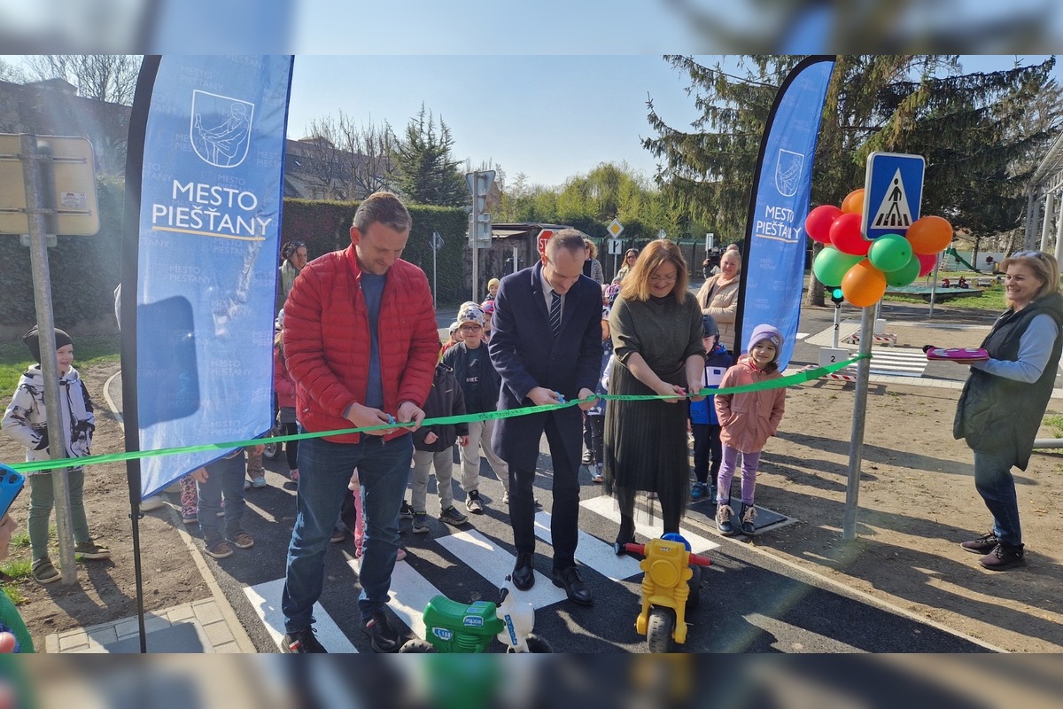 FOTO: Malí vodiči sadli za volant. V Piešťanoch otvorili moderné dopravné ihrisko pre deti, foto 2