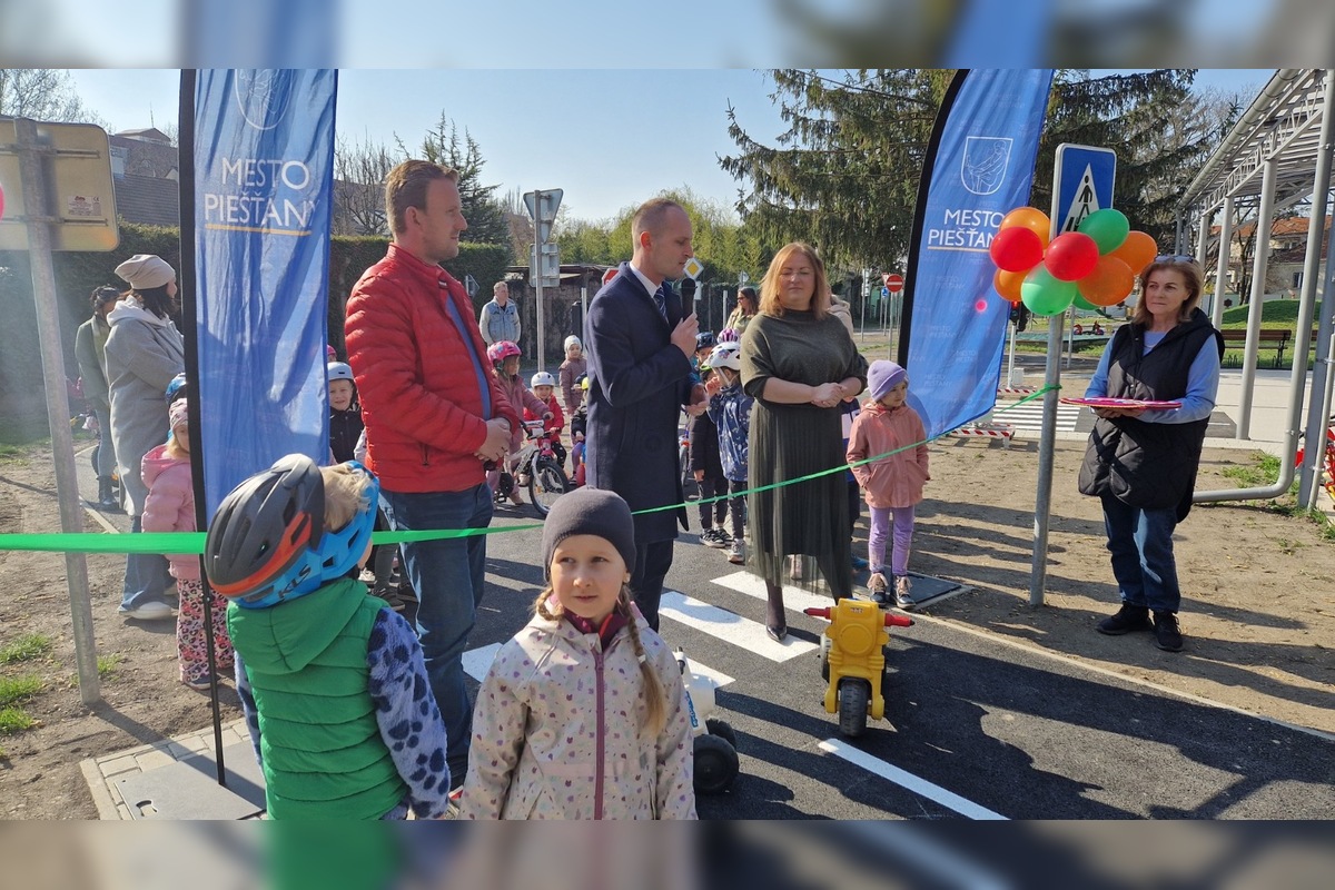 FOTO: Malí vodiči sadli za volant. V Piešťanoch otvorili moderné dopravné ihrisko pre deti, foto 3