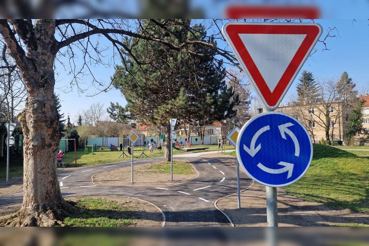 FOTO: Malí vodiči sadli za volant. V Piešťanoch otvorili moderné dopravné ihrisko pre deti, foto 4
